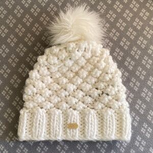 Abercrombie & Fitch Chunky White Knit Beanie with Pom-Pom NWOT